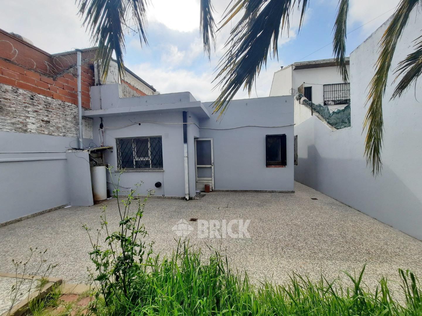 CASA EN ZAPIOLA AL 800 - 346 M2 ESPECT JARDIN PATIO PARRILLA QUINCHO