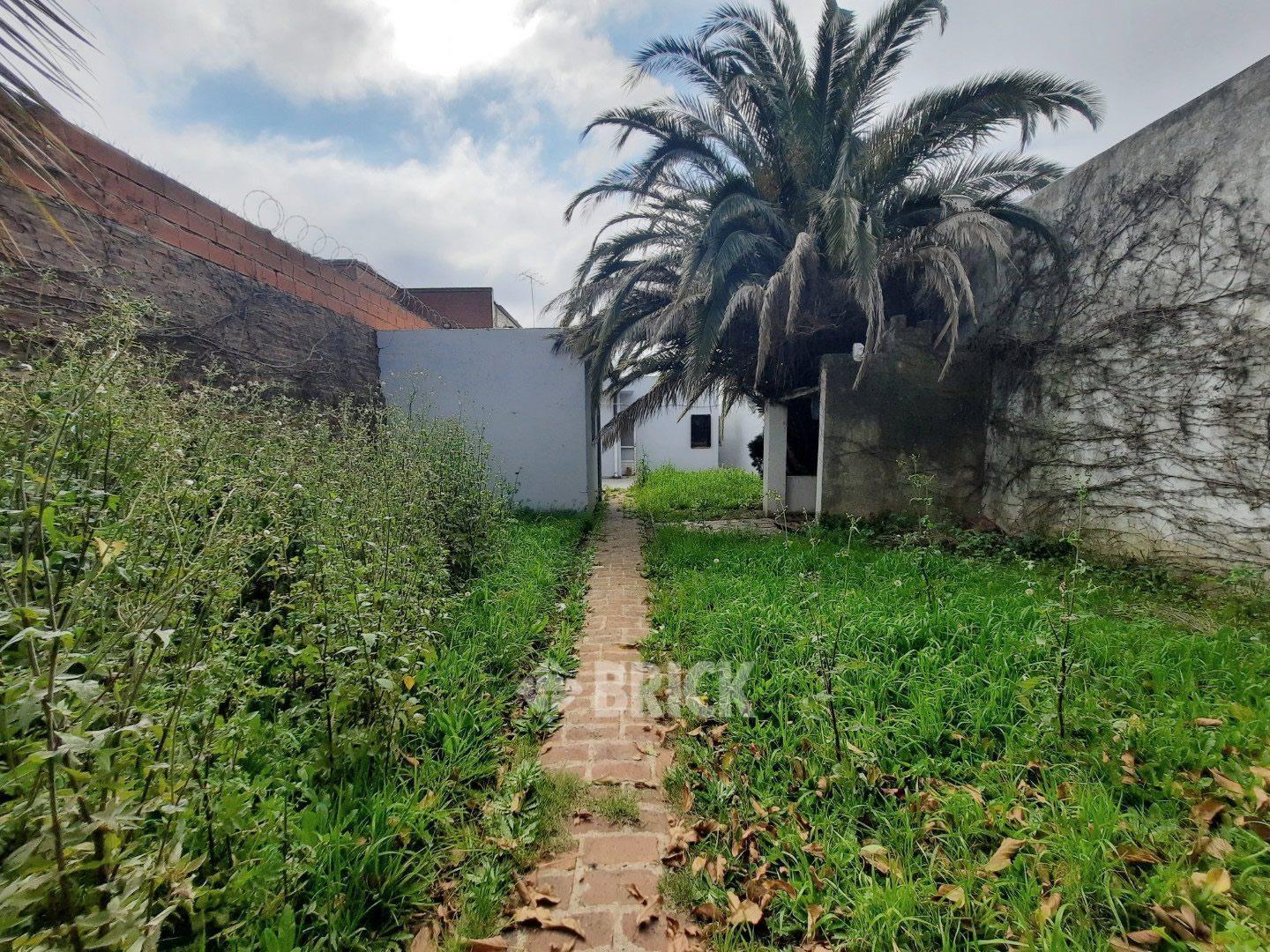 CASA EN ZAPIOLA AL 800 - 346 M2 ESPECT JARDIN PATIO PARRILLA QUINCHO