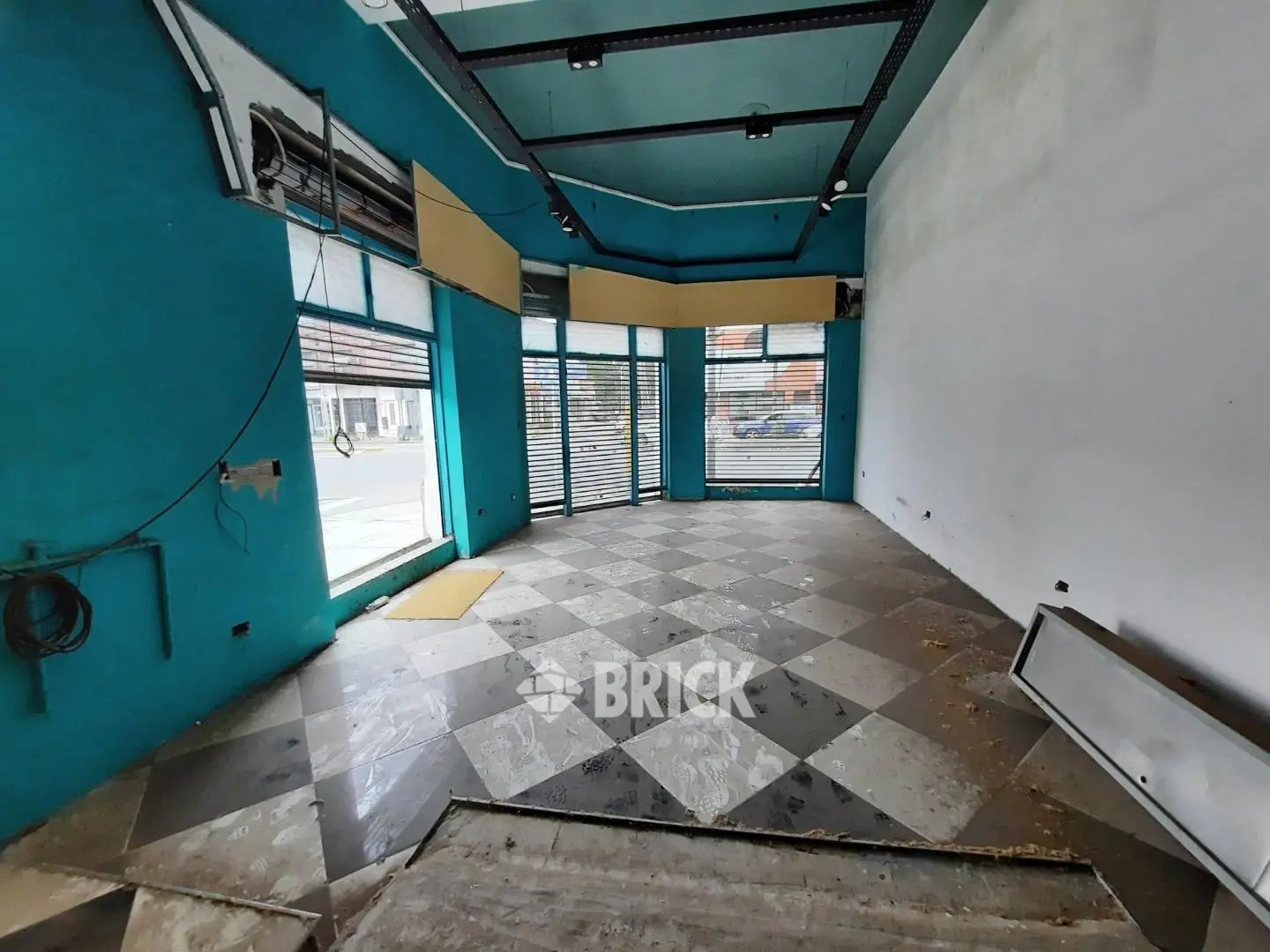 (EN BLOCK) LOCAL EN ESQUINA 2 PH DE 661 M2 TOTALES DE EXISTENCIA EN AV. HIPOLITO YRIGOYEN AL 6600 1