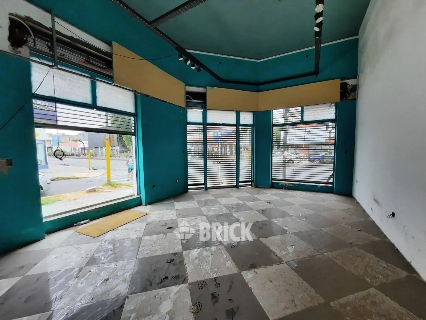 (EN BLOCK) LOCAL EN ESQUINA 2 PH DE 661 M2 TOTALES DE EXISTENCIA EN AV. HIPOLITO YRIGOYEN AL 6600 3