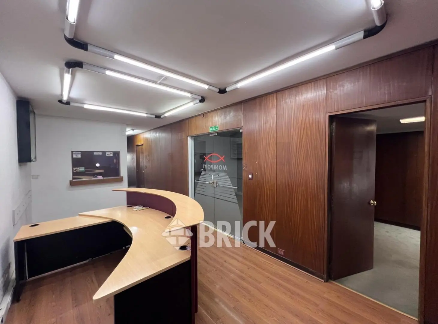 ESPECT OFICINA EN PISO DE 372 M2 EN AV. BELGRANO AL 1300 - 4 COCHERAS 5 BAÑOS COCINA 2