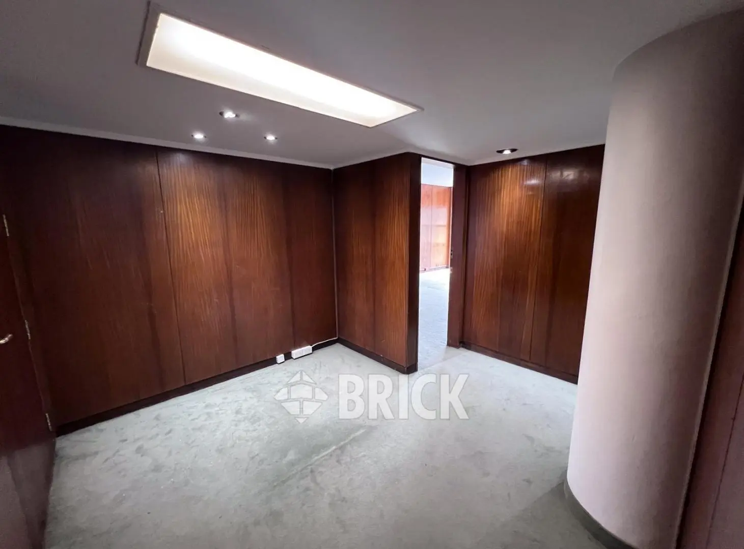 ESPECT OFICINA EN PISO DE 372 M2 EN AV. BELGRANO AL 1300 - 4 COCHERAS 5 BAÑOS COCINA 3