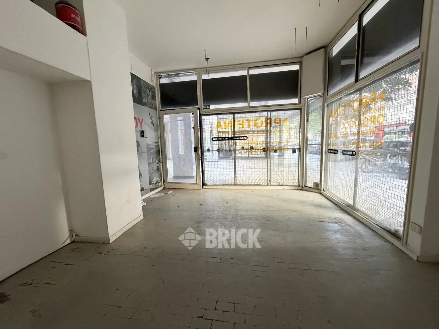 LOCAL A LA CALLE EN ARMENIA AL 2100 - TODO VIDRIERA COCINA 1