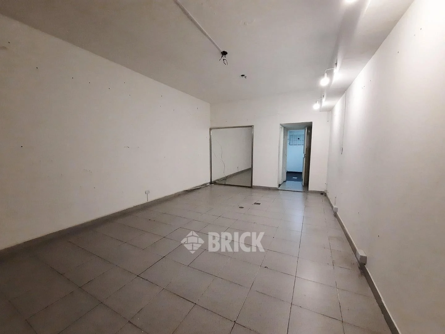 LOCAL A LA CALLE EN SARMIENTO AL 1500 - 50 M2 PATIO TOILETTE