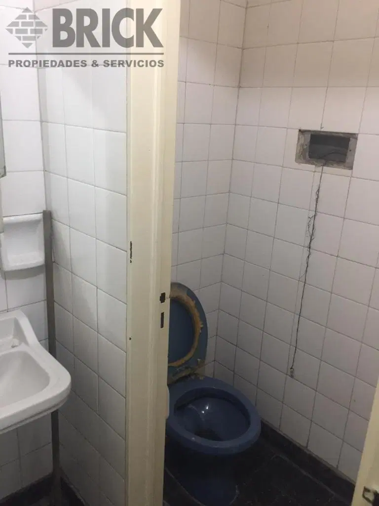 LOCAL A LA CALLE APTO TODO DESTINO EN PASO Y AV. CORDOBA - SOTANO 2 BAÑOS COMPARTIMENTADOS 2