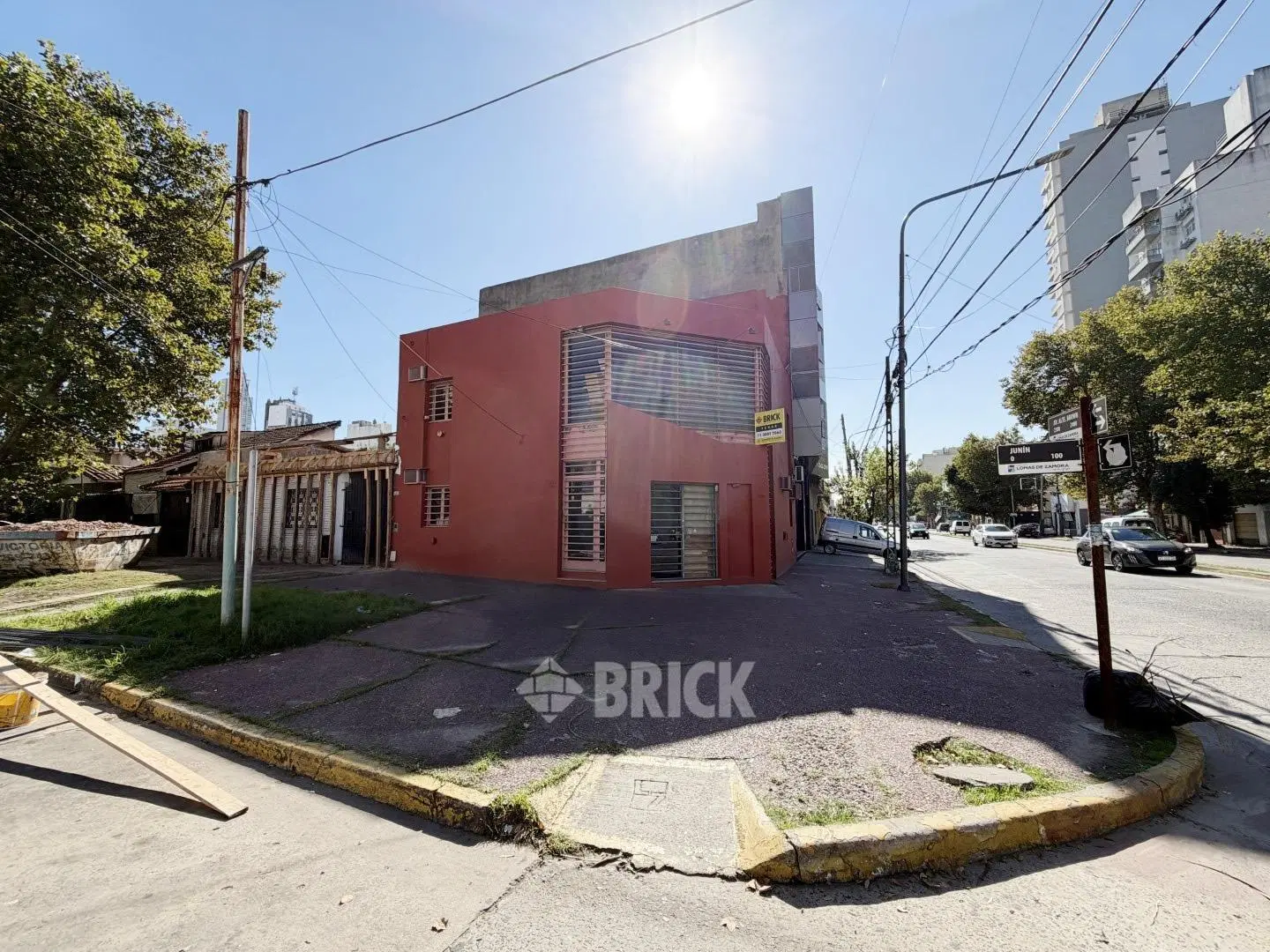 LOCAL CON VIVIENDA Y CONSULTORIOS EN ALMIRANTE BROWN Y JUNIN 3