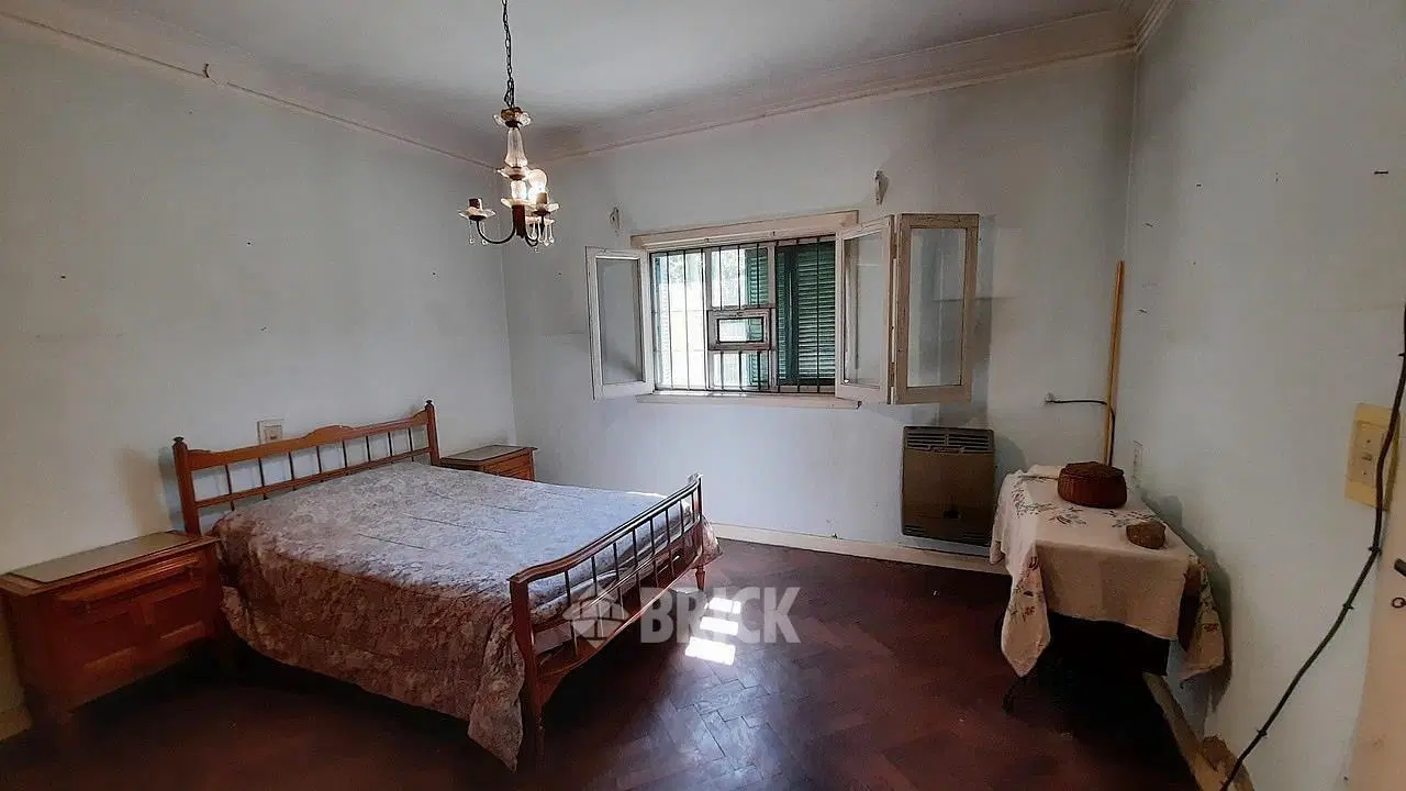CASA TIPO CHALET COLONIAL EN ESPECT LOTE DE 20X35.35 MTS - 707 M2 DE LOTE GRAN PARQUE ARBOLADO 2