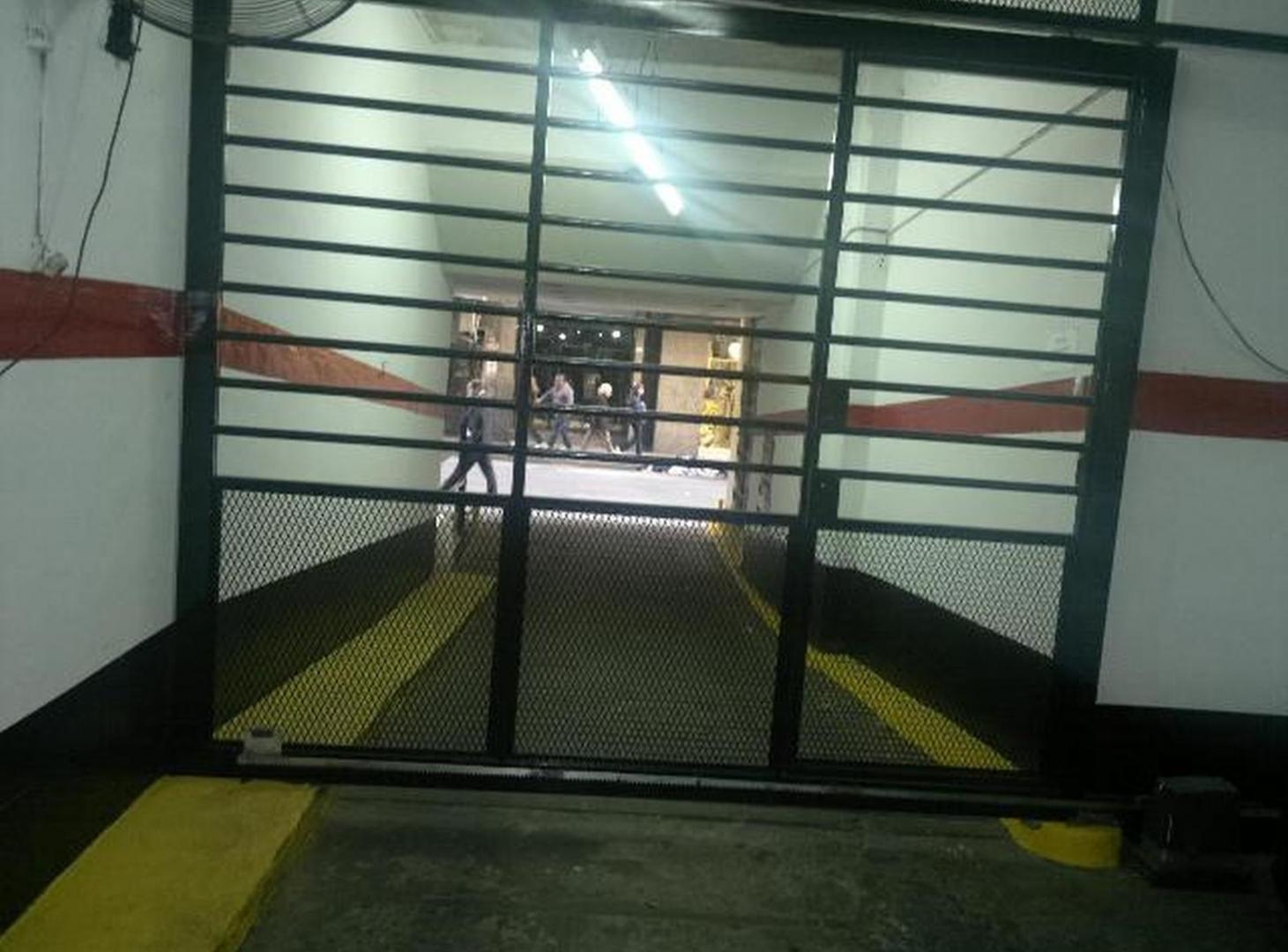 Foto de COCHERA FIJA CUBIERTA EN SUIPACHA Y AV. CORDOBA, imagen 2