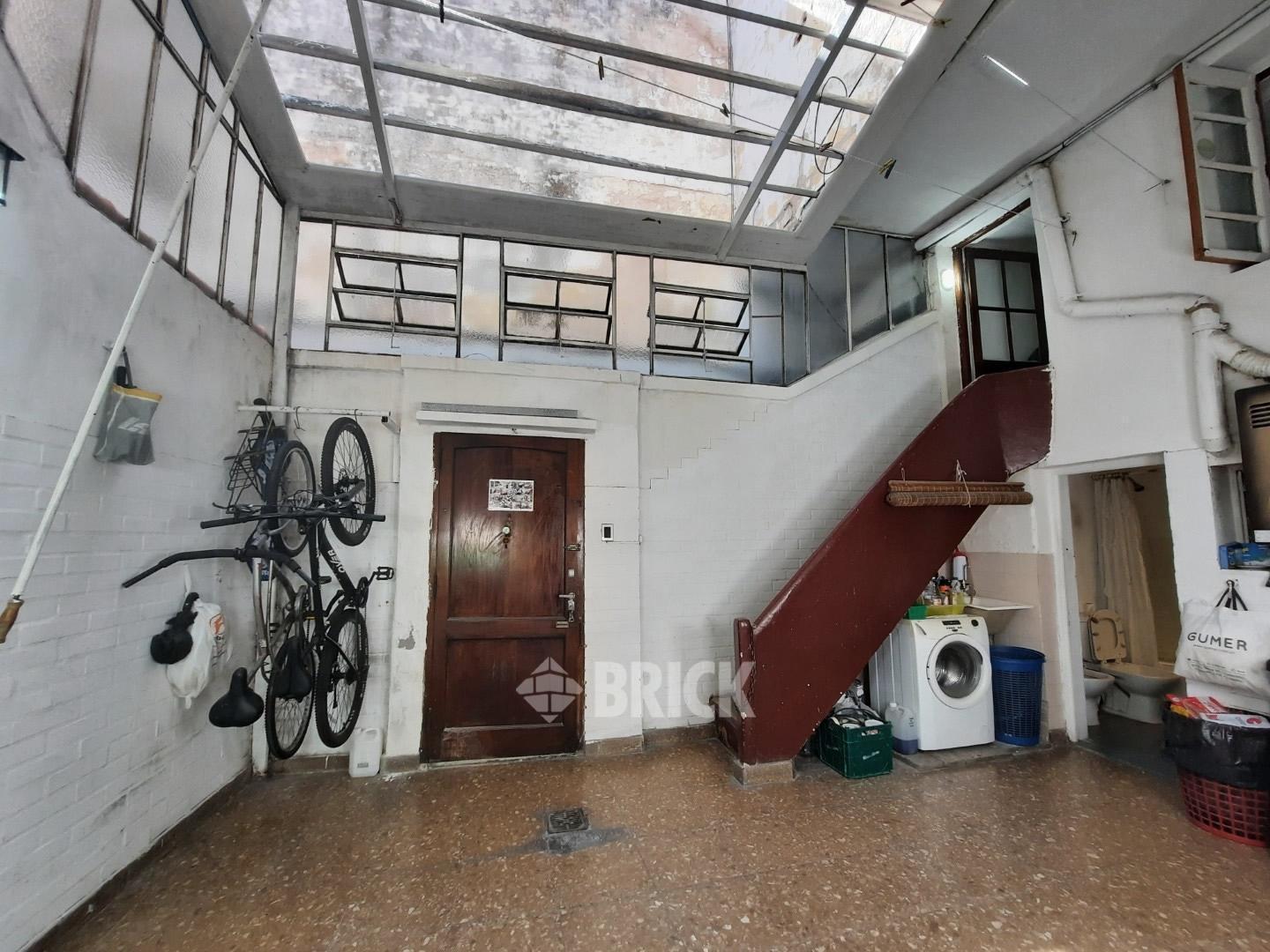Foto de PH SIN EXPENSAS EN AV. BELGRANO AL 3300 - TODO A NUEVO 74 M2 PATIO, imagen 2