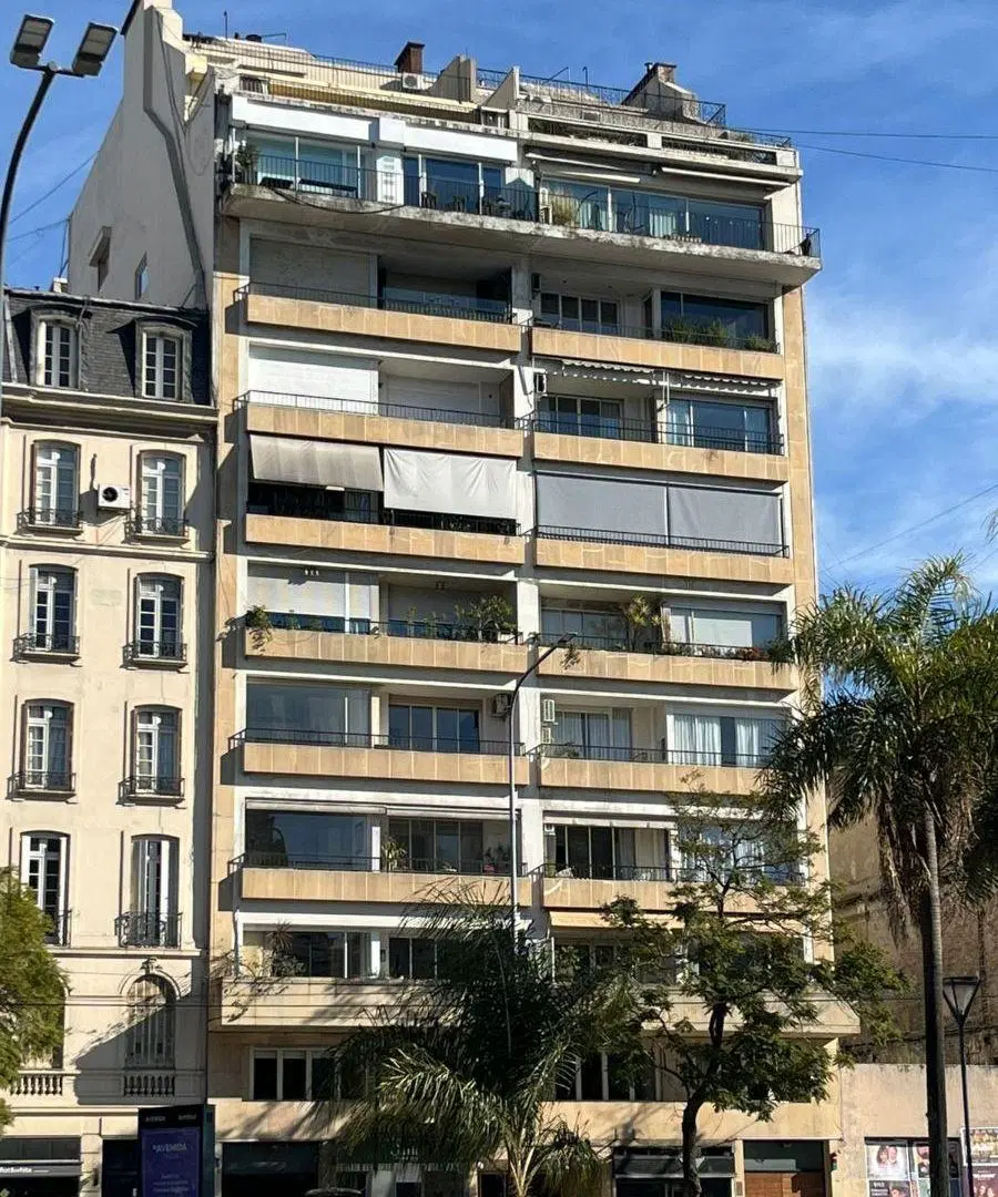 Edificio de Categoría!,impecable, Techos Altos, Muy Luminoso,3/4 Dorm., Escritorio, Toilette. 4