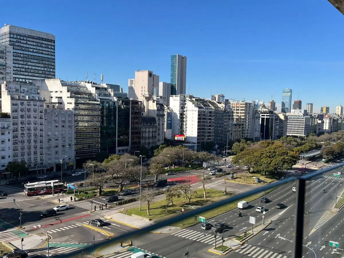 Edificio de Categoría!,impecable, Techos Altos, Muy Luminoso,3/4 Dorm., Escritorio, Toilette. 3