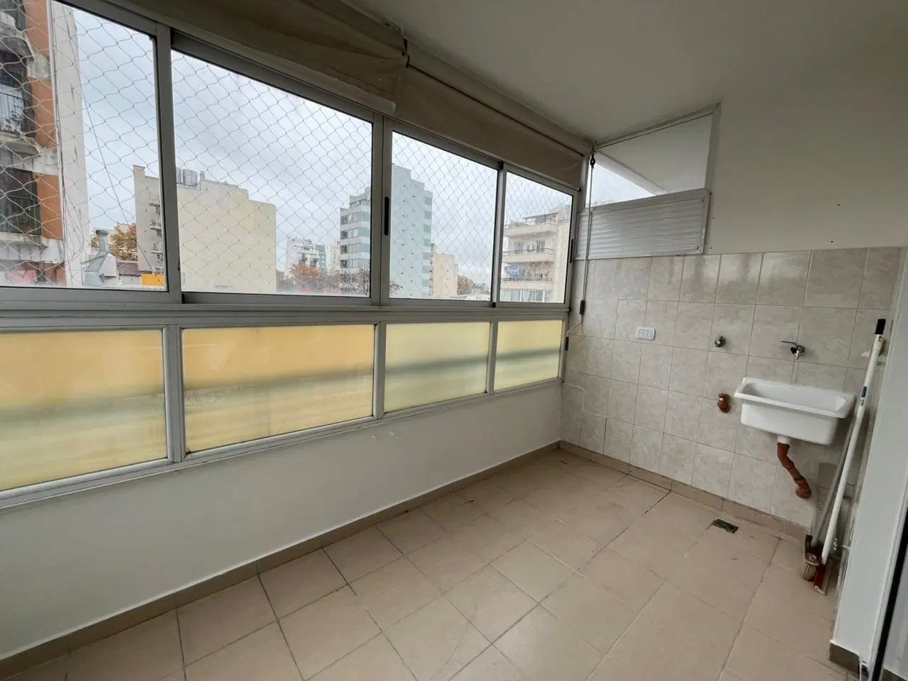 Amplio dos ambientes con balcón en Villa Santa Rita 5