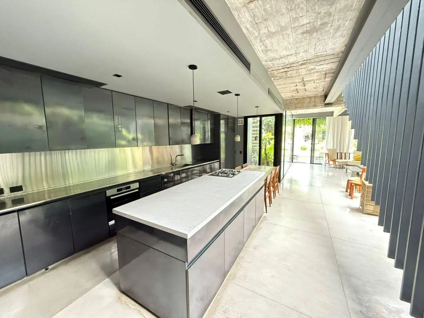 Espectacular casa de diseño con gran fondo 5