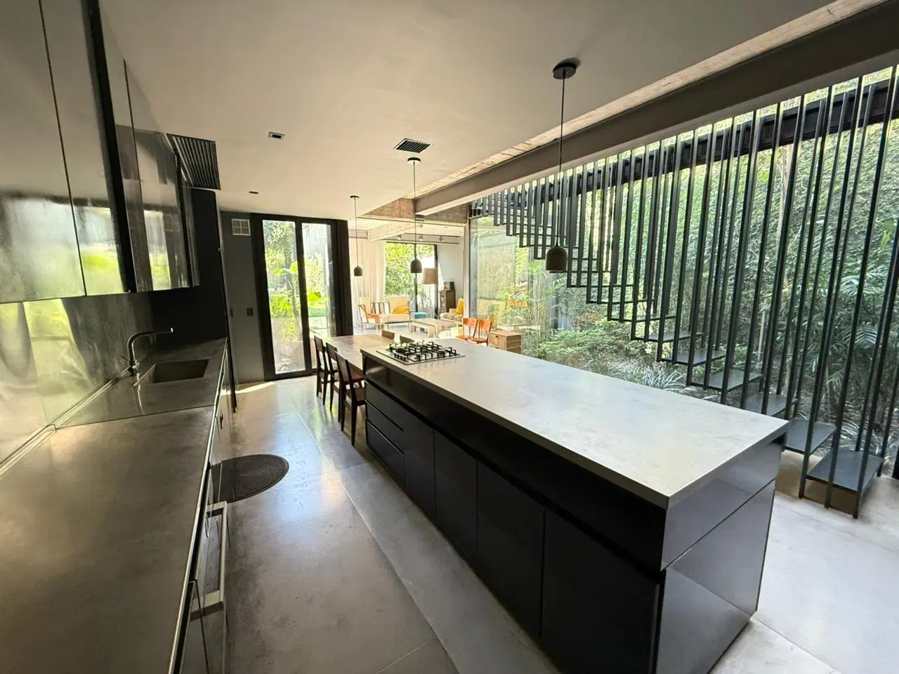 Espectacular casa de diseño con gran fondo 3