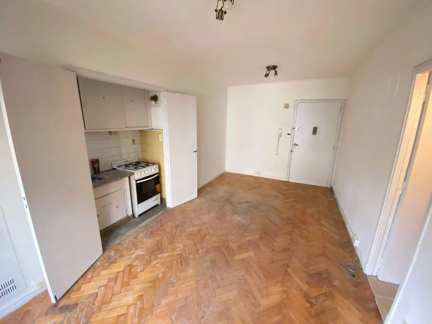 Practico monoambiente con kitchenette en Caballito 3