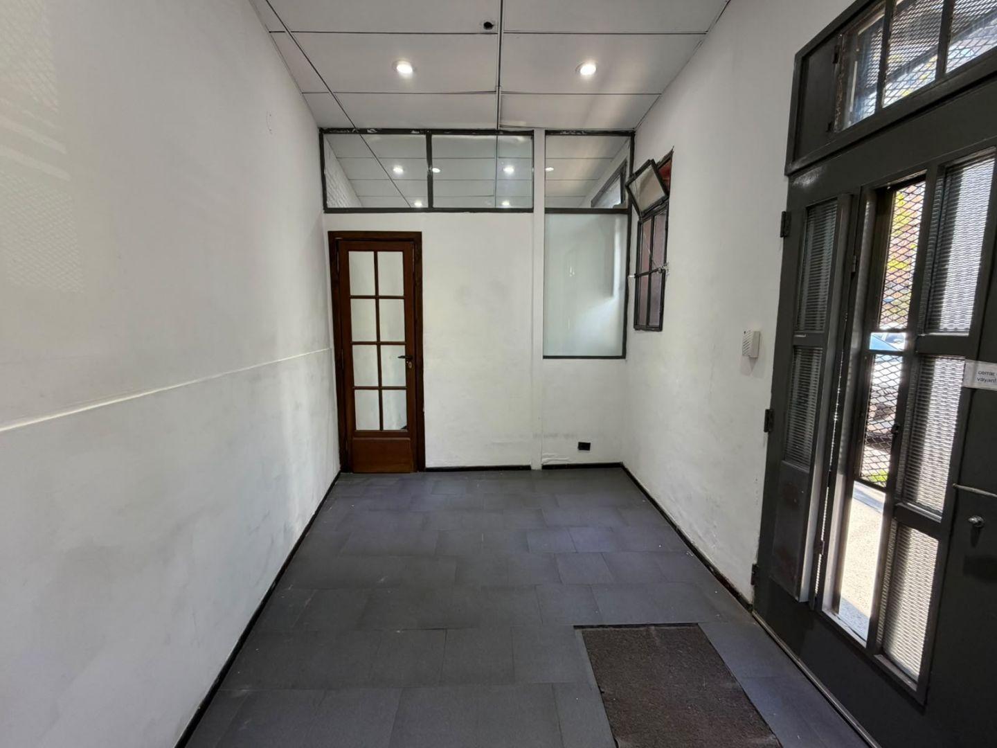 Foto de PH Alquiler comercial planta baja oficina - consultorio - deposito, imagen 1