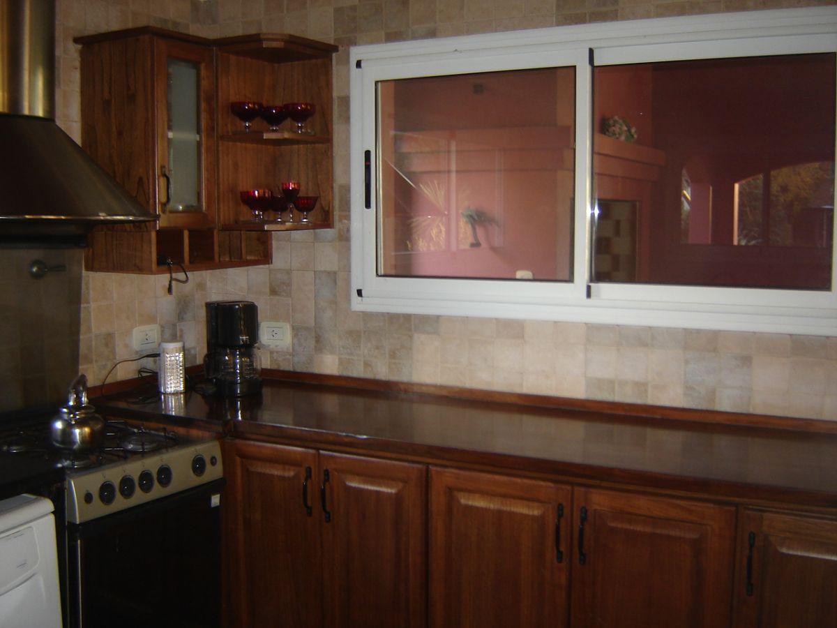 Foto de HERMOSA CASA S/ 930 MTS 3 DORM PILETA GALERIA HERMOSO JARDIN, imagen 1