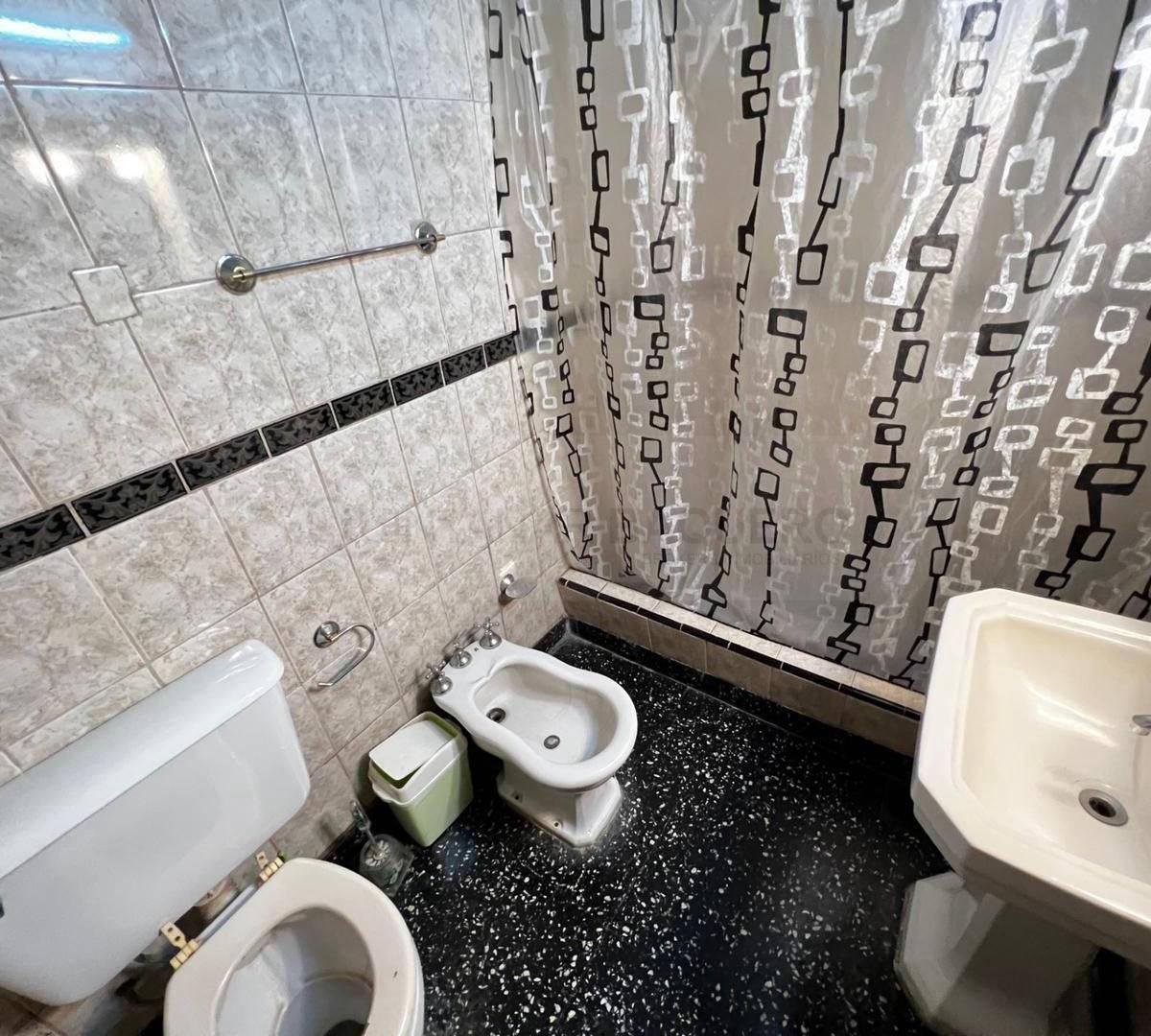 Venta de Casa con 3 Departamentos en Soldati 2