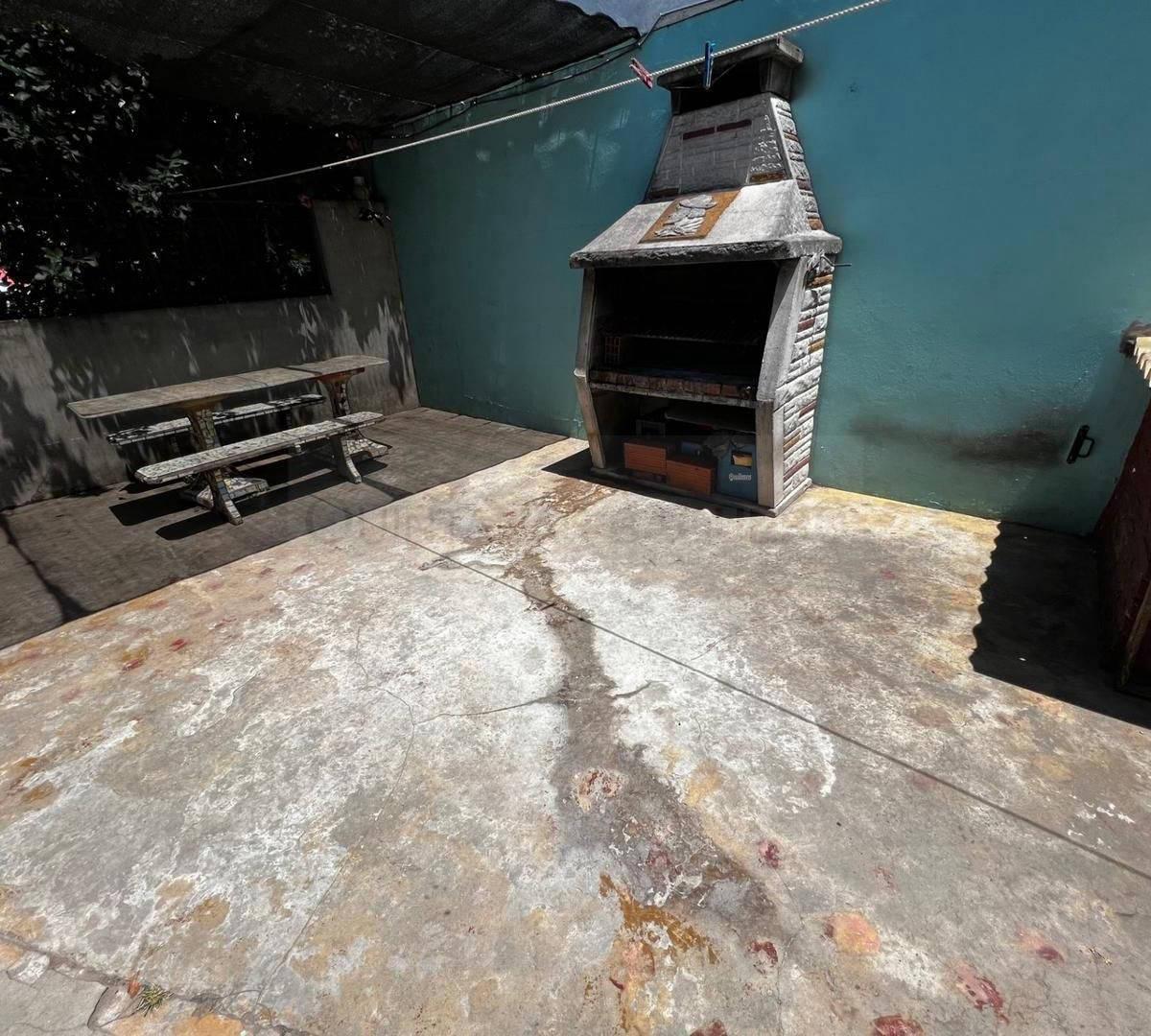 Venta de Casa con 3 Departamentos en Soldati 5