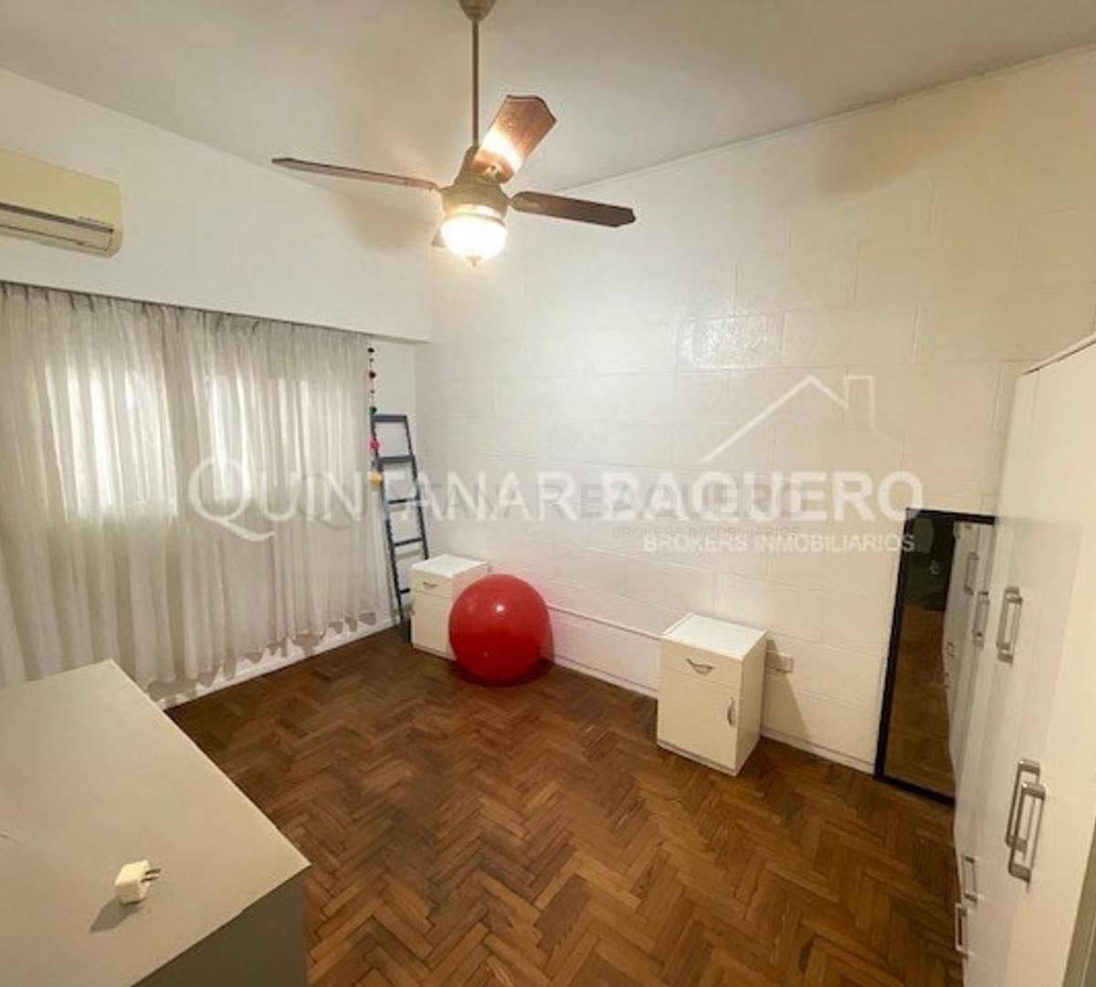Venta: Casa de 5 Ambientes con Garage. Floresta. 2