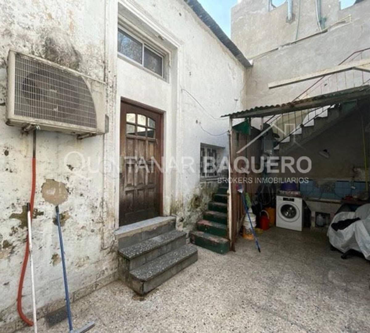 Venta: Casa de 5 Ambientes con Garage. Floresta. 1