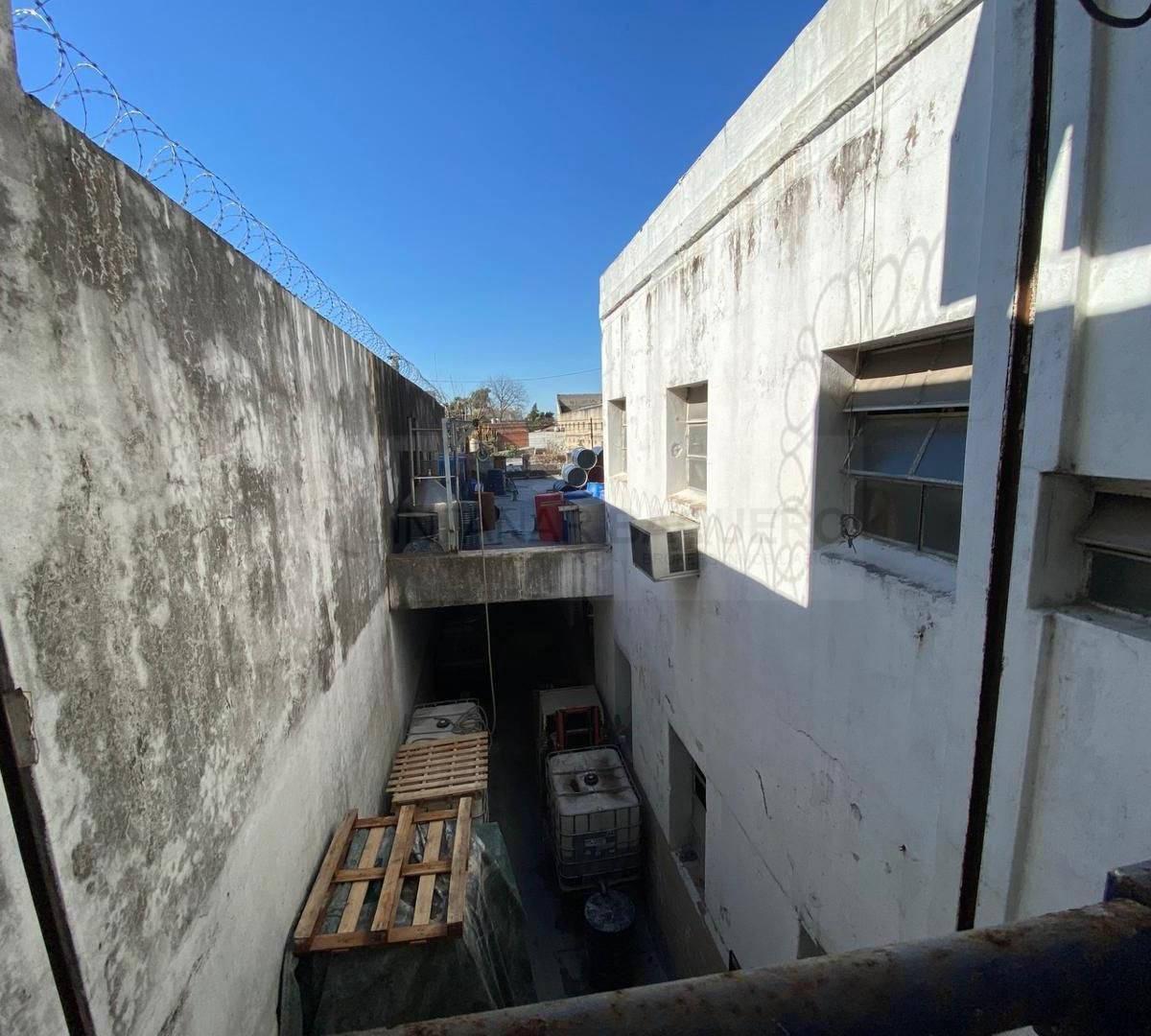 Venta de Deposito en Mixtura de Usos 3 1