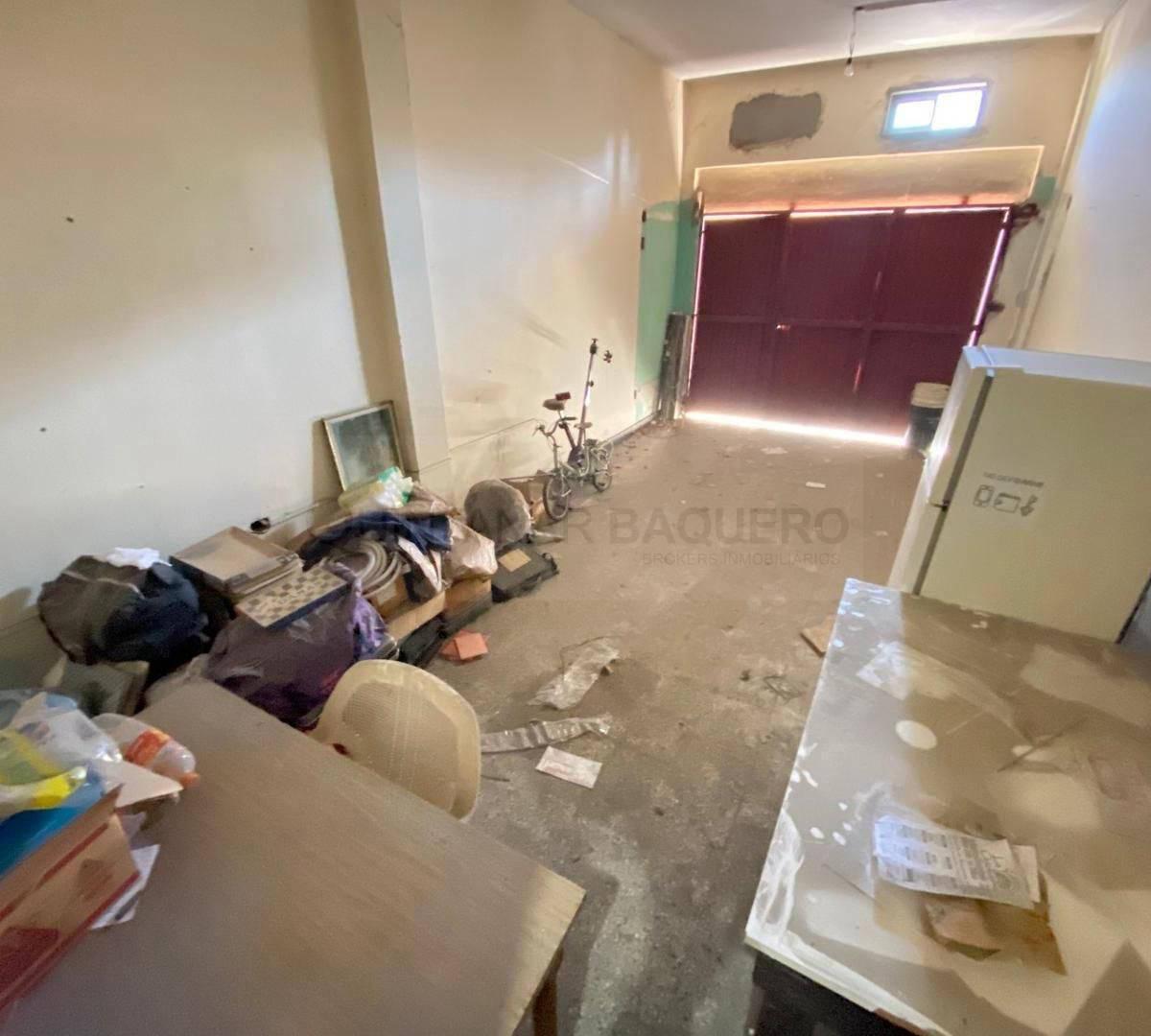 Venta de Casa con Garaje, Local y Galpón 1