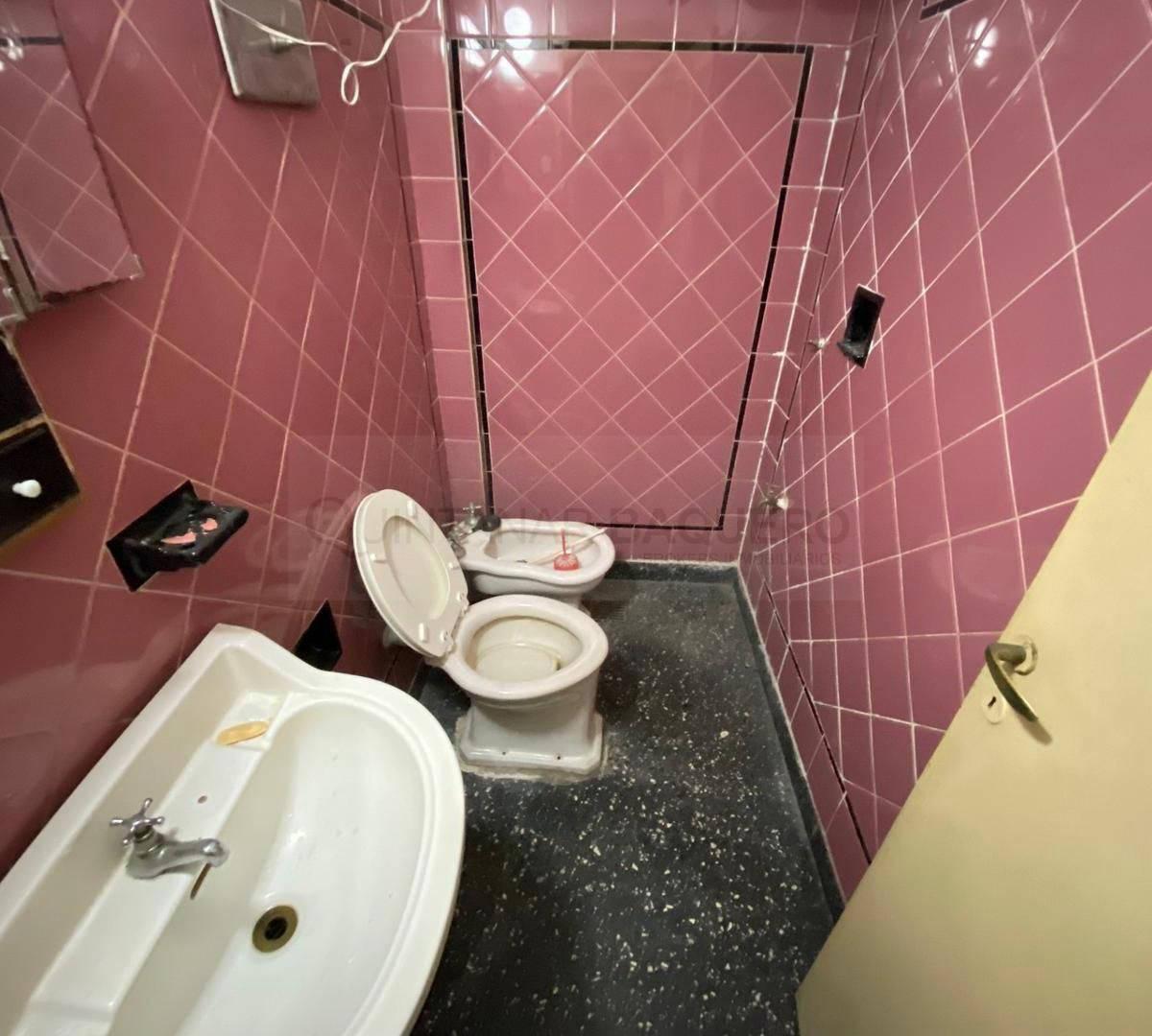 Venta de Casa con Garaje, Local y Galpón 3