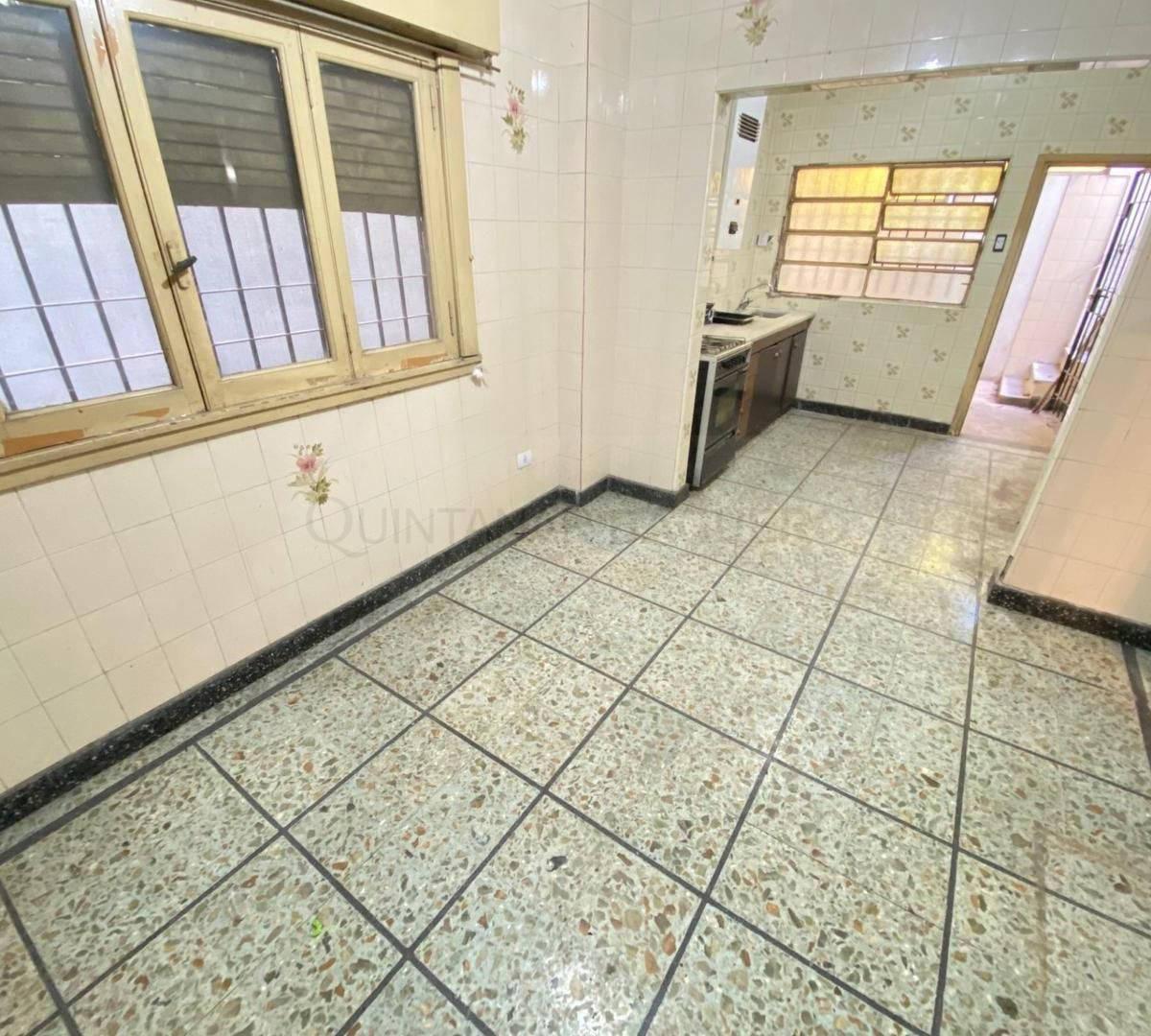 Venta de Casa con Garaje, Local y Galpón 2