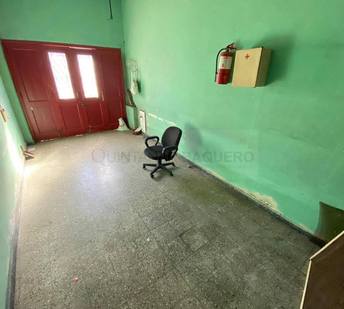 Venta de Casa con Garaje, Local y Galpón 4