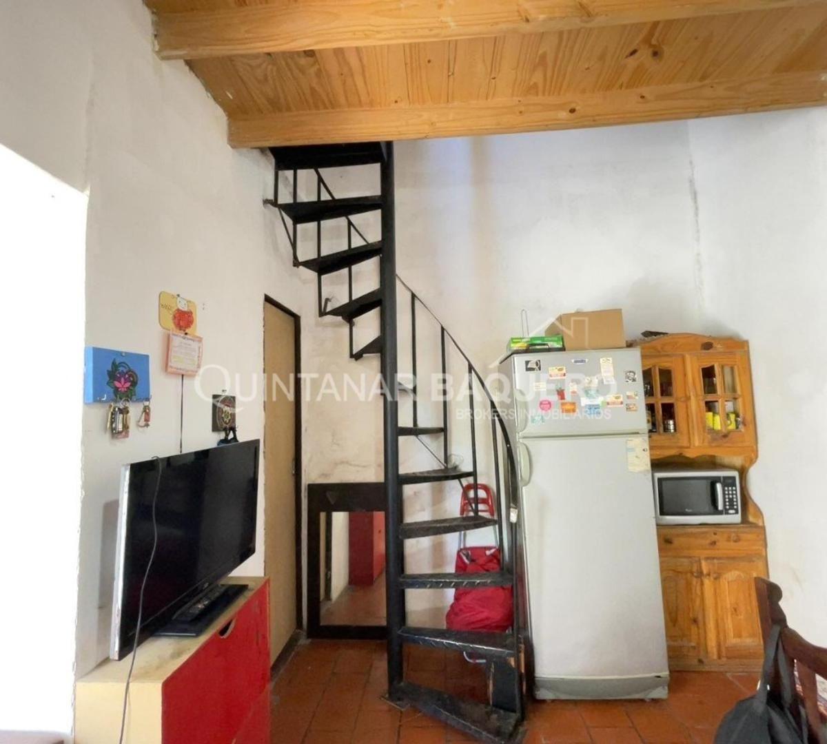 Venta: Departamento Tipo Casa de 6 Ambientes. Flores. 5