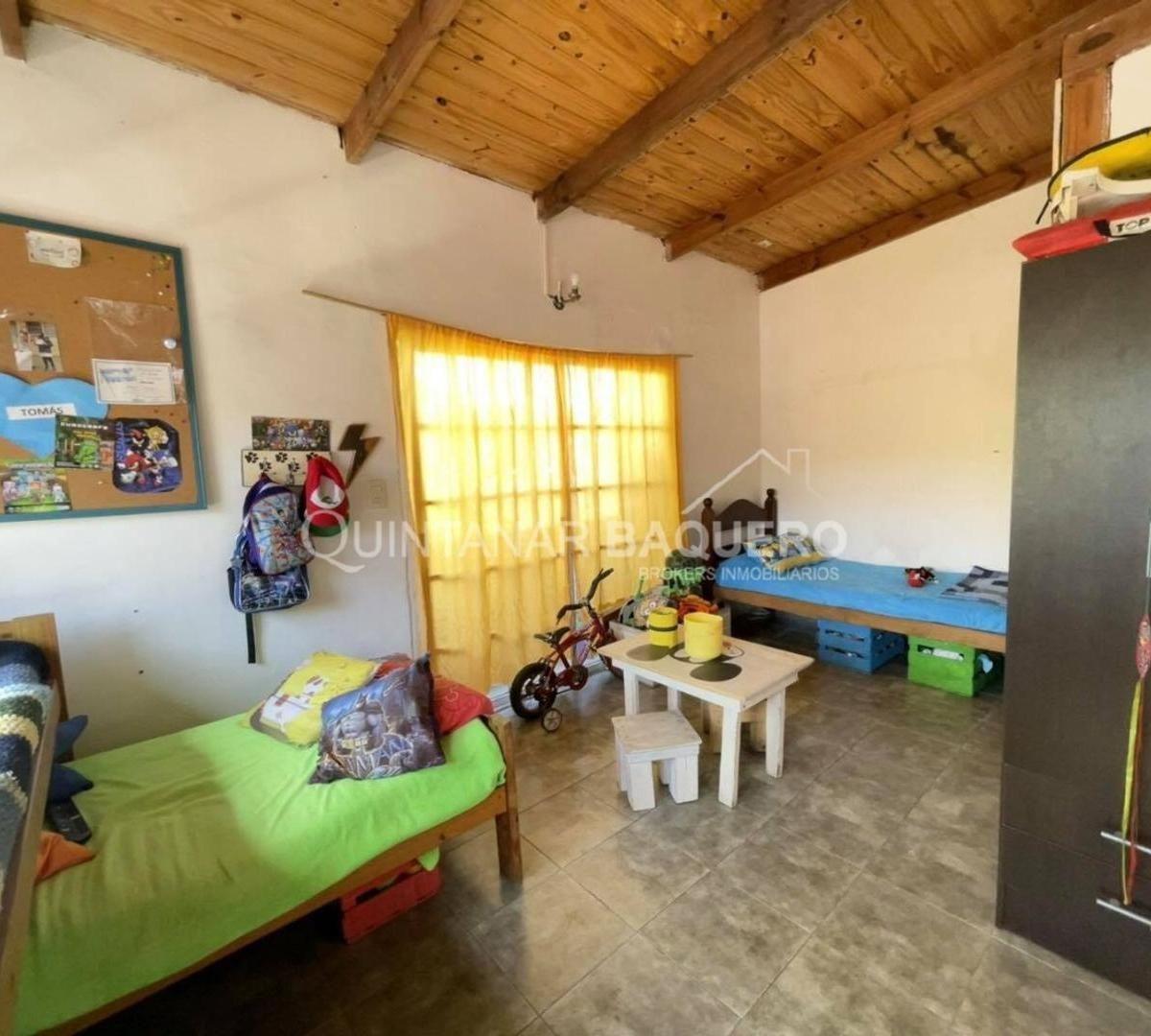 Venta: Departamento Tipo Casa de 6 Ambientes. Flores. 4