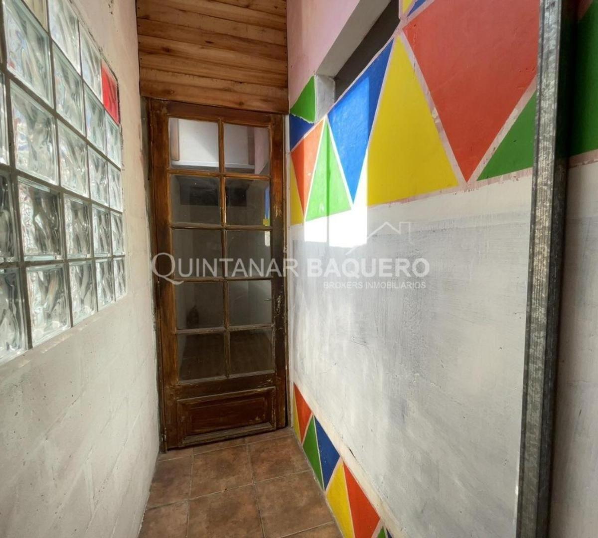 Venta: Departamento Tipo Casa de 6 Ambientes. Flores. 1