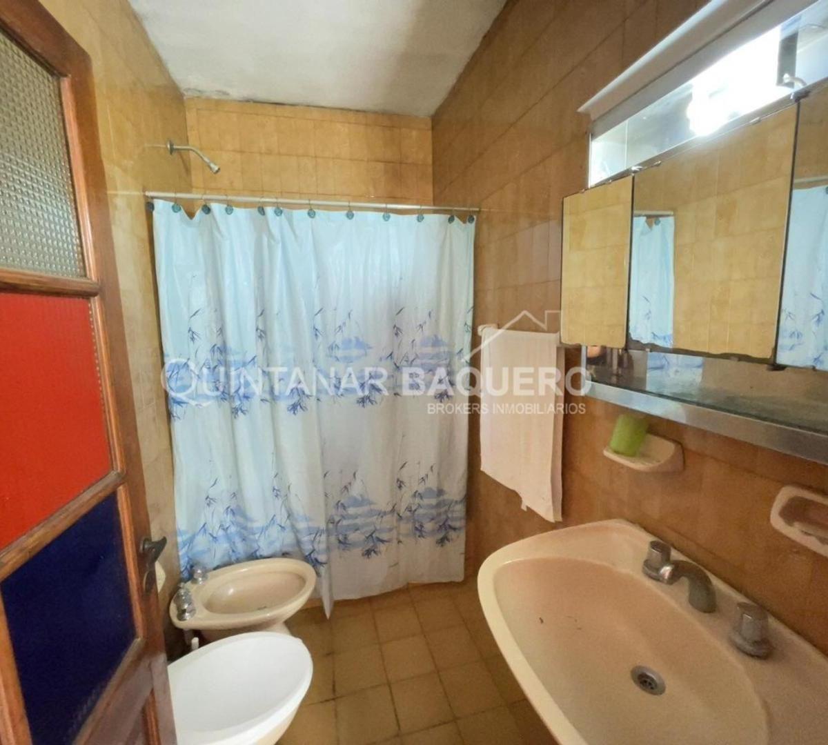 Venta: Departamento Tipo Casa de 6 Ambientes. Flores. 2