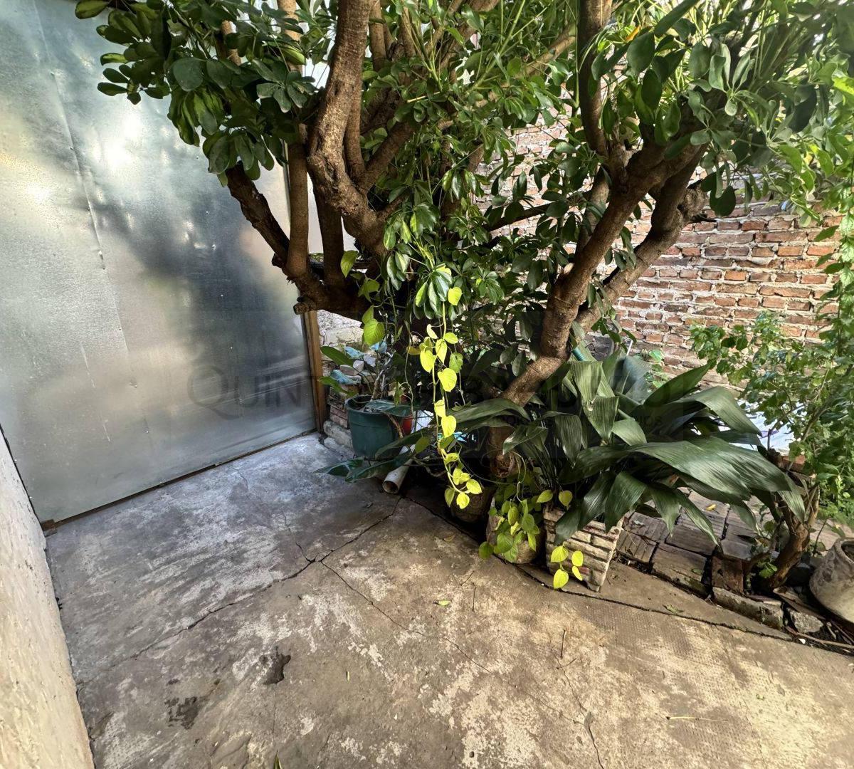 Venta de Hermosa Casa con Amplio Galpon 2