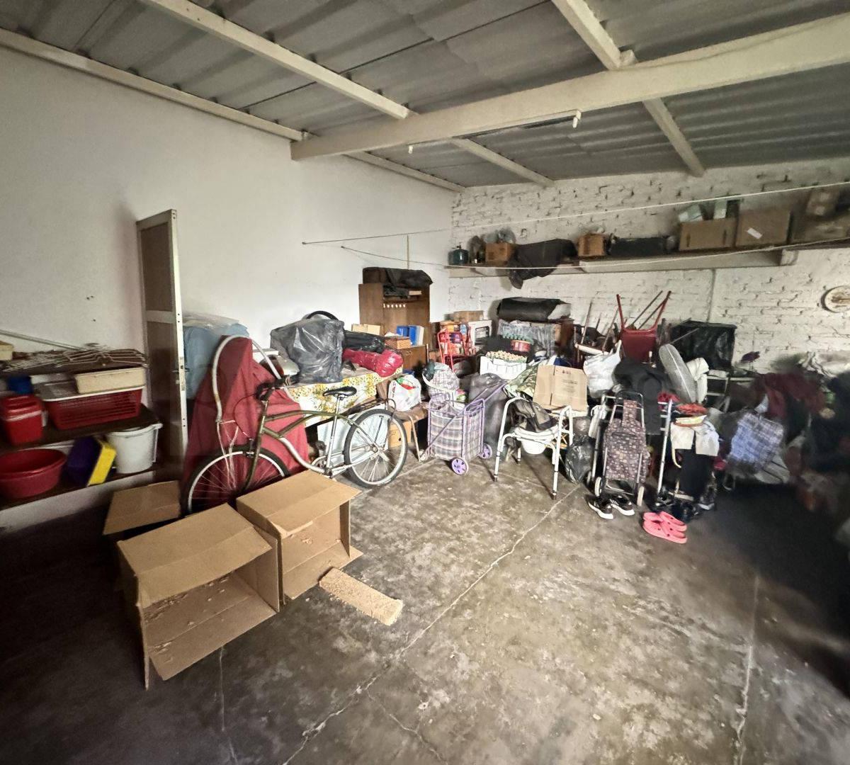 Venta de Hermosa Casa con Amplio Galpon 4