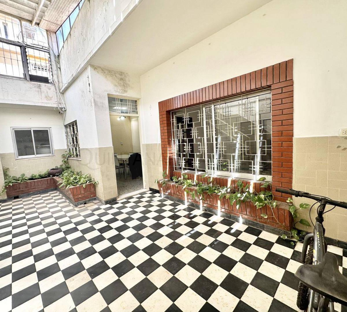 Venta de Casa Al Frente con Quincho 1
