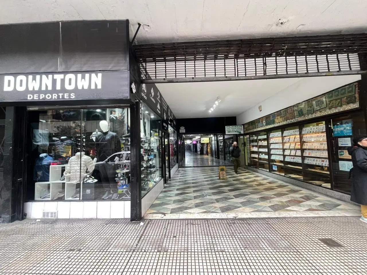 Local Comercial en Venta en San Nicolás | Microcentro Porteño con Sótano y Baño Privado.- 2