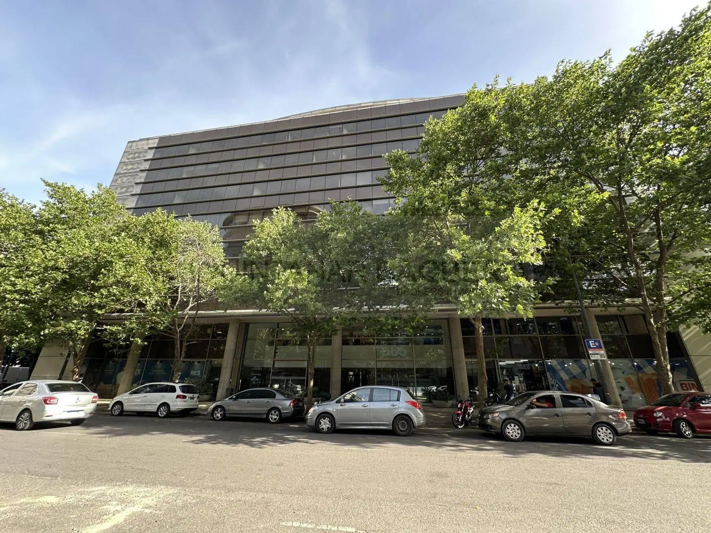 Oficina . | Encarnacion Ezcurra al 300 5
