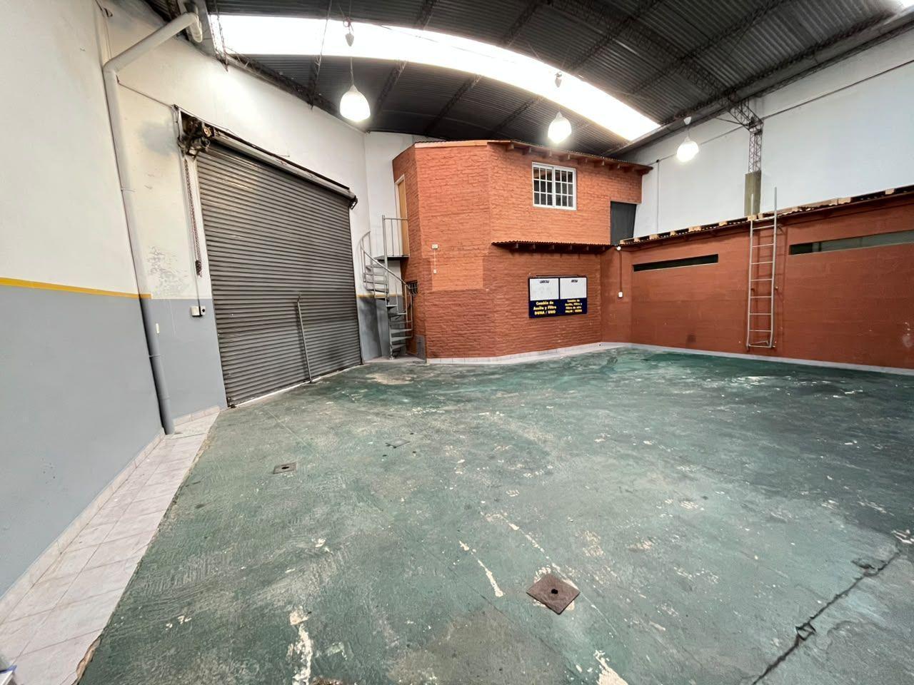 Foto de Galpón en Alquiler en Flores | 299 m² Cubiertos, Techo Parabólico y, imagen 4