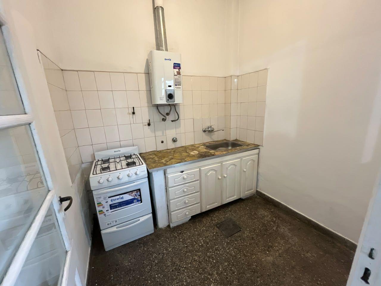 Foto de Alquiler de Departamento Tipo Casa de 2 Ambientes con Patio  Flores, imagen 2