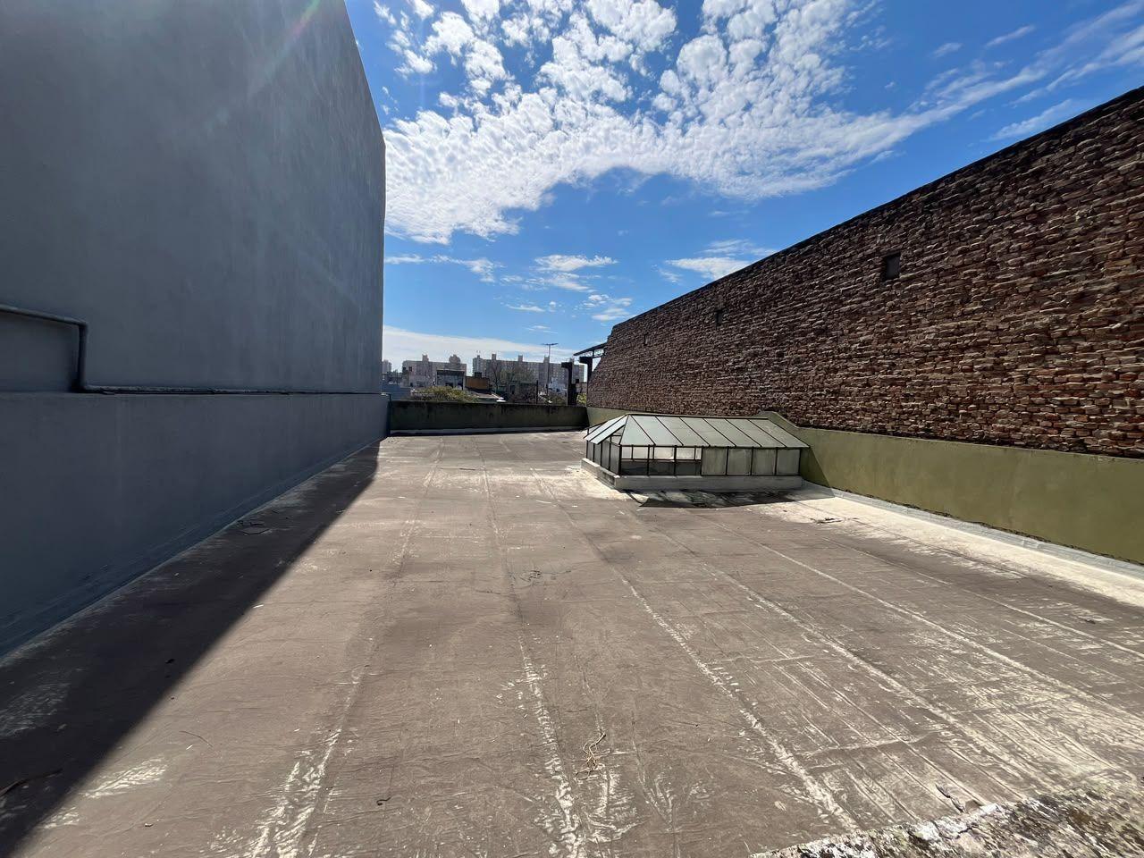 Foto de GALPÓN CON VIVIENDA EN FLORES  DOBLE ACCESO  8,66 X 45 M APROX. , imagen 4