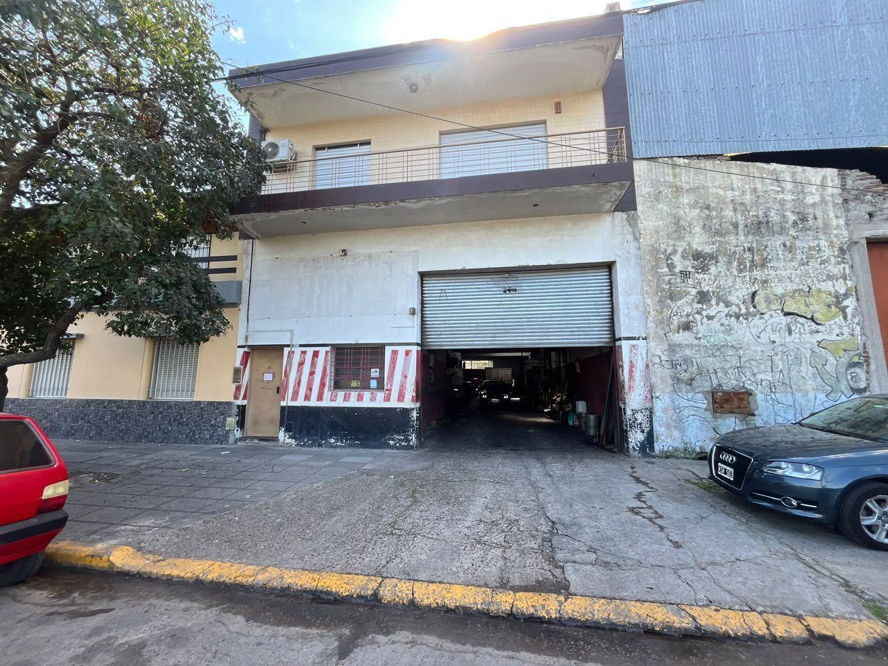 Foto de GALPÓN CON VIVIENDA EN FLORES  DOBLE ACCESO  8,66 X 45 M APROX. , imagen 2
