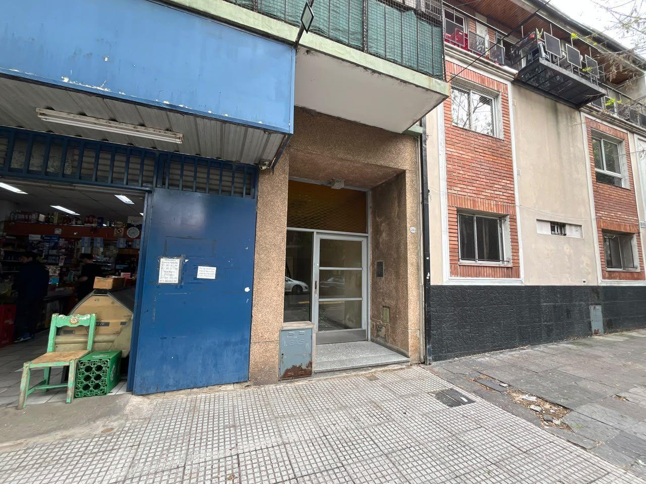 Foto de Venta de Departamento de 2 Ambientes con Patio  Flores, imagen 1