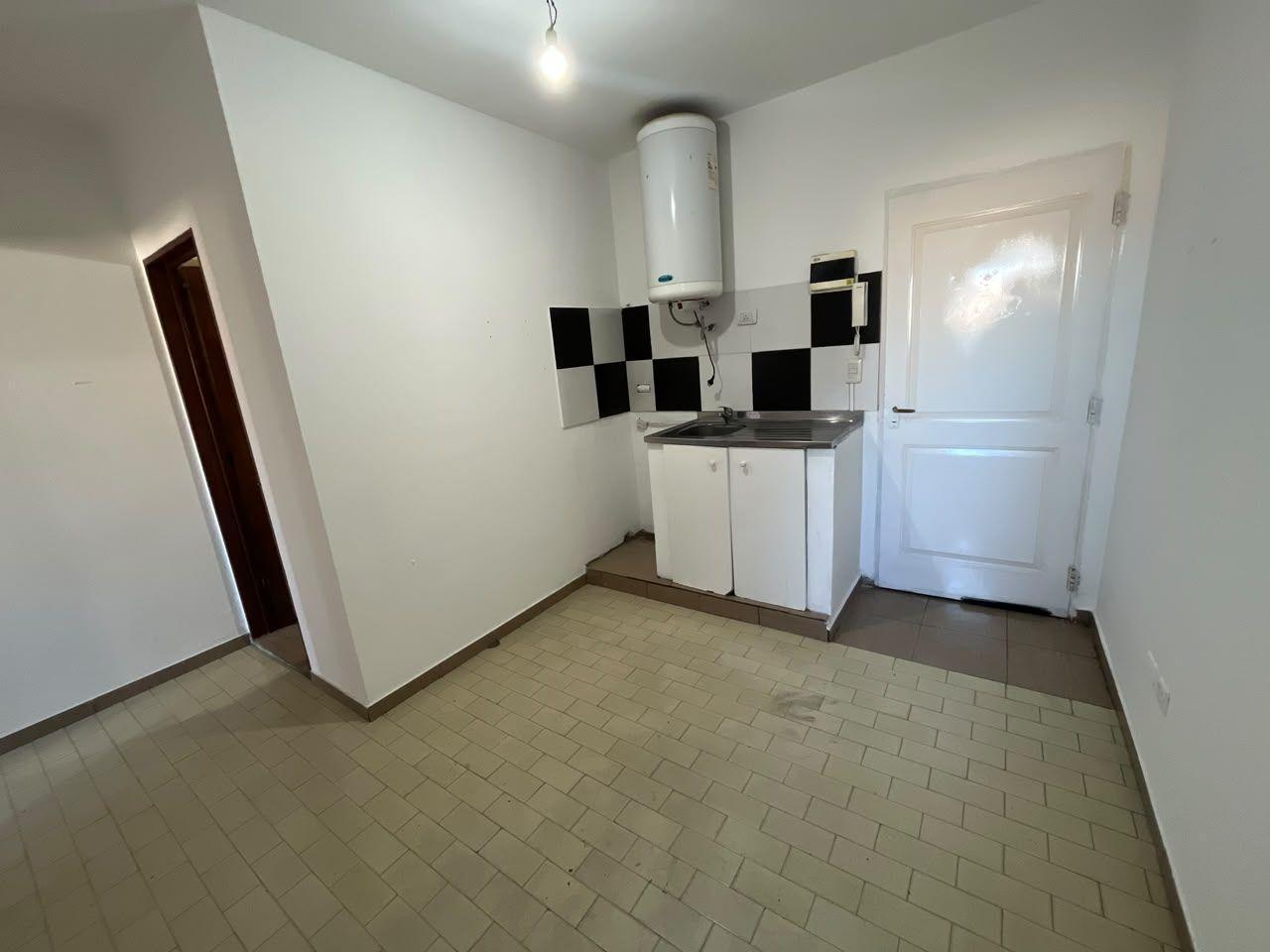 Foto de Alquiler de Departamento Tipo Casa de 3 Ambientes  Flores, imagen 2