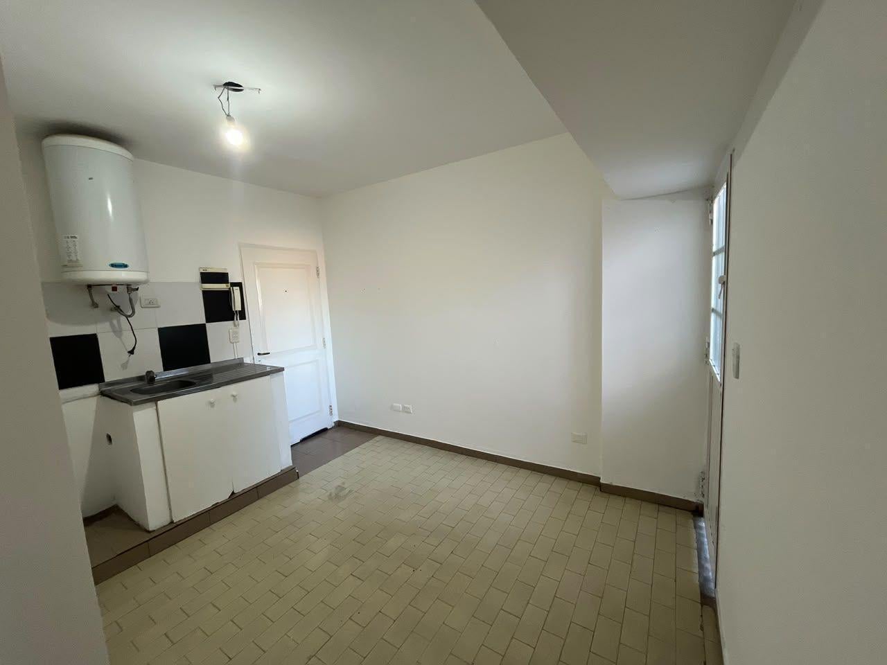 Foto de Alquiler de Departamento Tipo Casa de 3 Ambientes  Flores, imagen 3