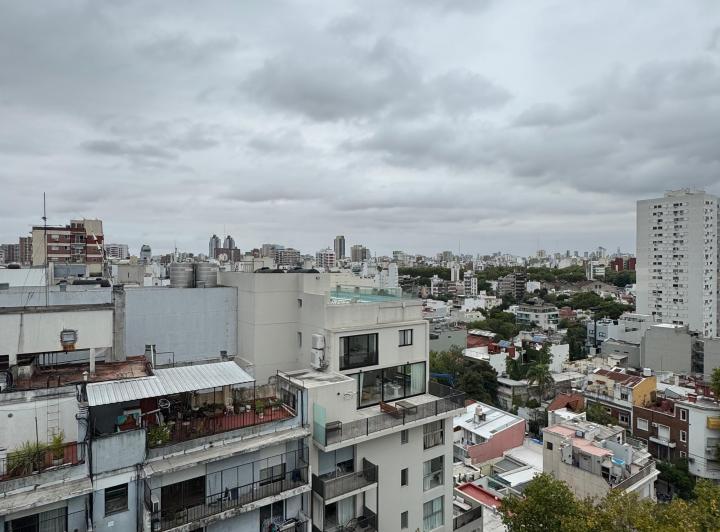 Excelente tres ambientes amoblado balcon corrido 4