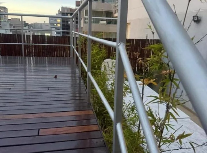 Lindo ambiente con balcon al frente 4