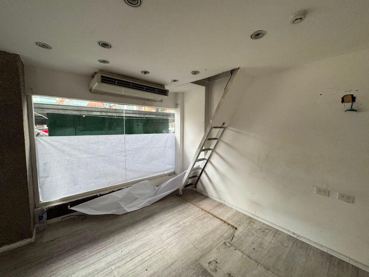 Foto de Local en Alquiler | 36 m2 | Acoyte y Rivadavia, imagen 2