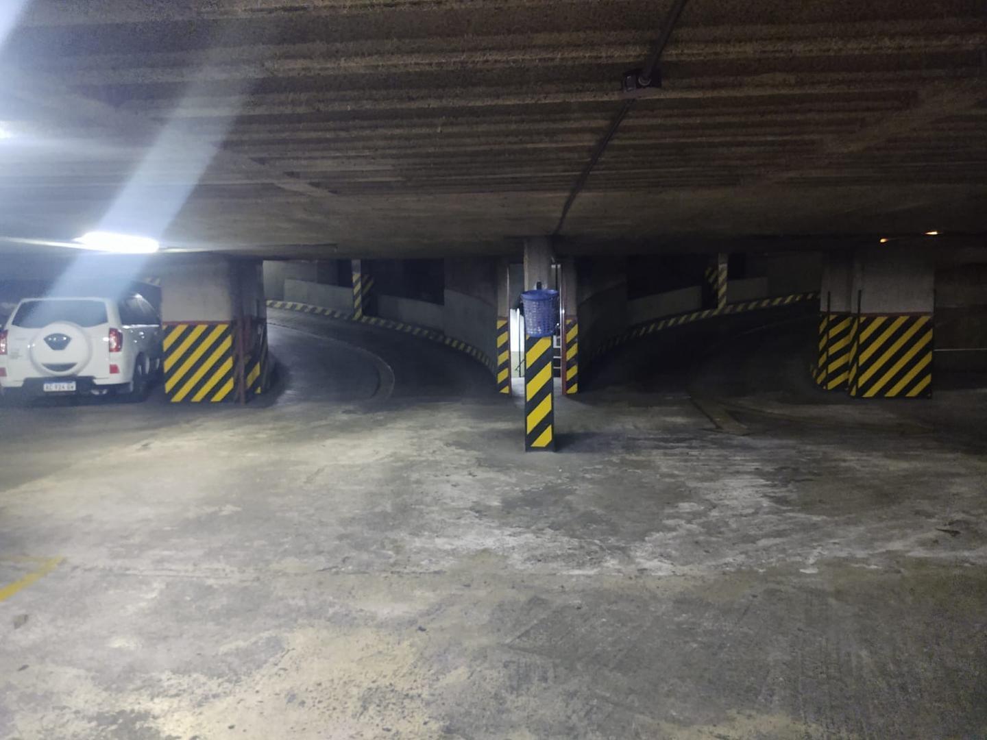 Foto de Muy buena cochera para 2 autos. Buen acceso por rampa, imagen 4